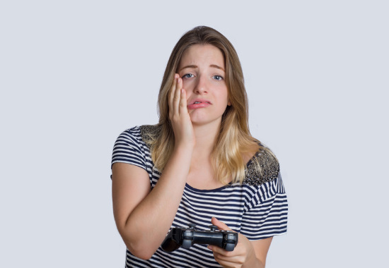 PS5 Defekte Frau mit Controller